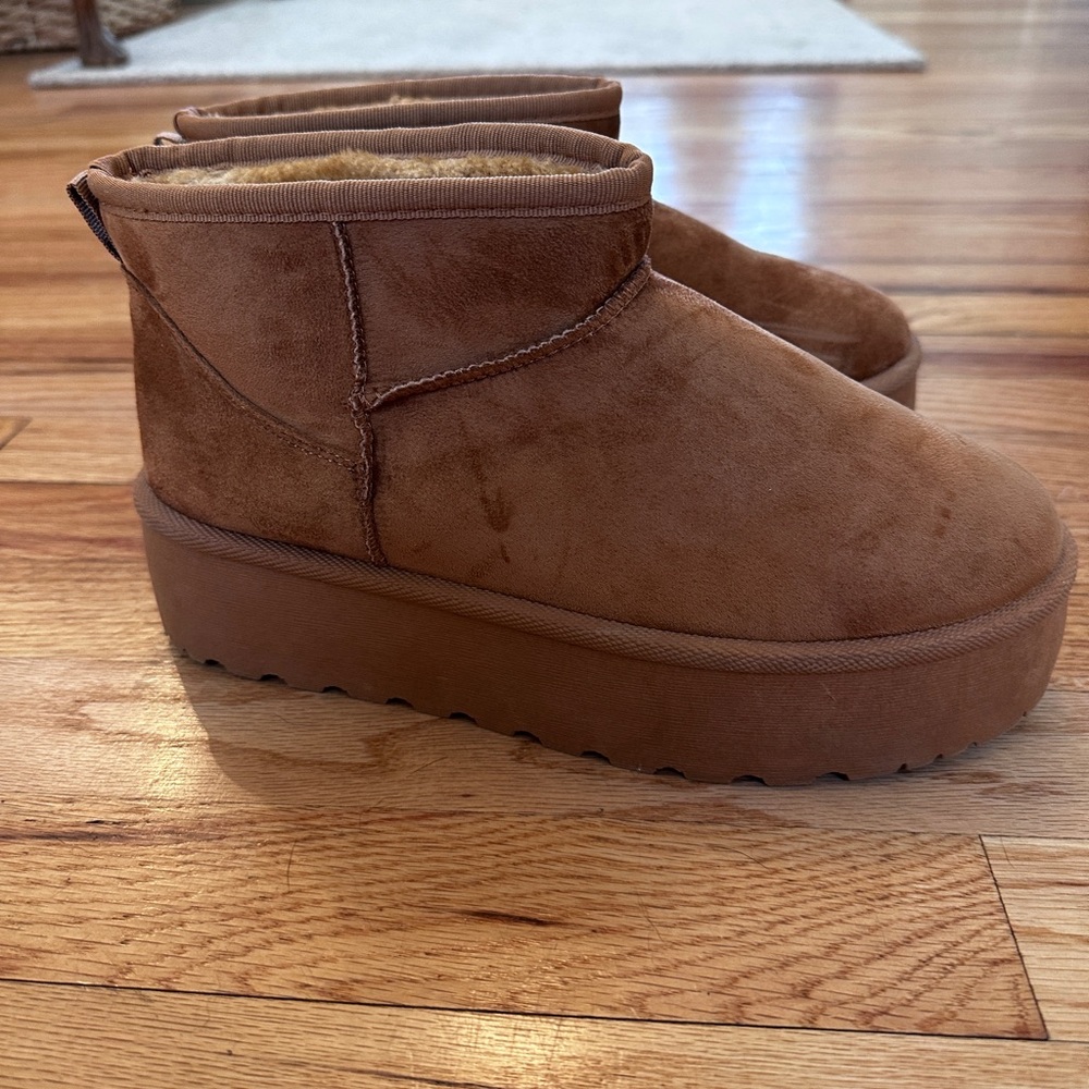 Women’s Like New Platform Ugg style boots